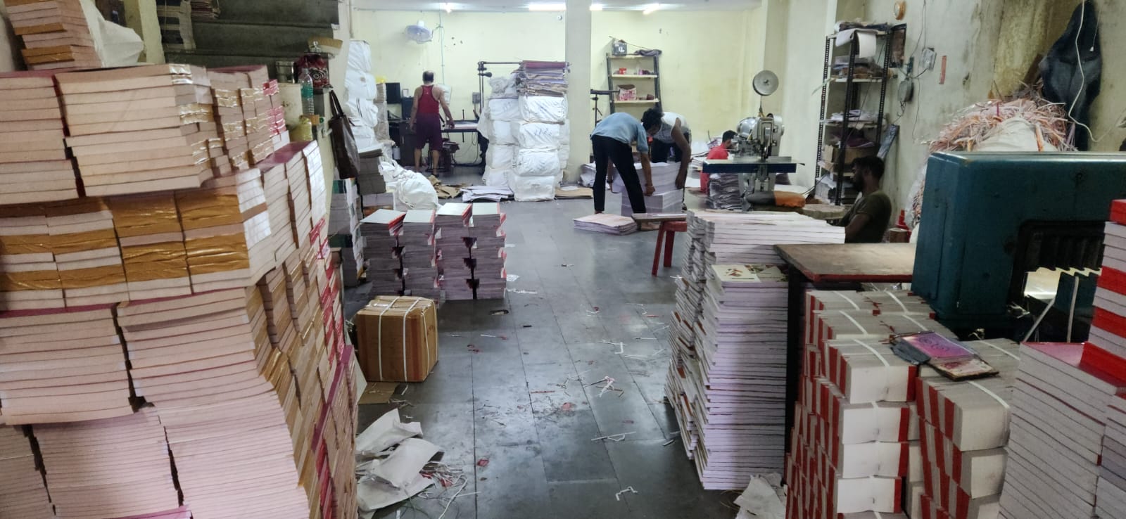 Paper cutting and processing on the production floor